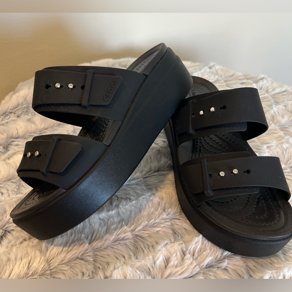 Crocs Brooklyn Buckle Platform Sandals
